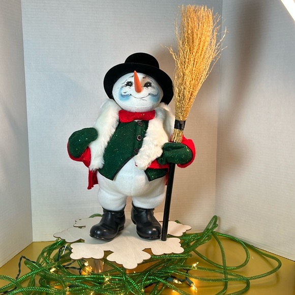15”h. Annalee Dapper Snowman with broom. 2004 - Picture 1 of 10